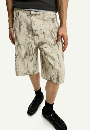 Bershka PRINTED BAGGY - BERMUDA - Kratke hlače od trapera - evergreen