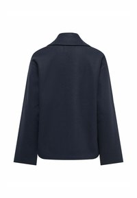 Veste bleu marine foncé à manches longues avec un large col, vue de dos sur fond blanc.