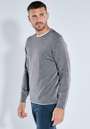 Graues Langarmshirt mit rundem Ausschnitt, weißem Innenkragen, strukturiertem Stoff und dezenten Markendetails am Saum.