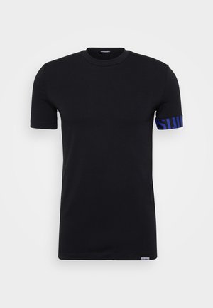 T-shirt nero a maniche corte in cotone. Presenta un accento blu a righe sulla manica sinistra e una piccola etichetta sull'orlo inferiore.
