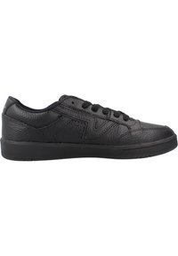 Baskets en cuir noir avec une finition texturée, dotées d'un design low-top, d'un système de laçage et d'une semelle en caoutchouc noir. Style classique.