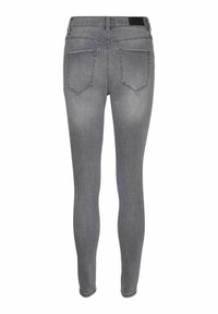 Jeans de denim gris ajustados con una cinturilla de altura media, cinco bolsillos y una textura suave, que presentan un ligero desgaste y costuras en contraste.