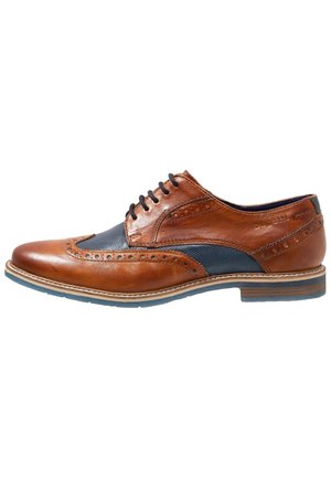 Ruskeat nahkakengät, joissa on brogue-muotoilu, siniset kangaskoristeet ja vaalean beige pohja. Pyöreä kärki ja nauhakiinnitys.
