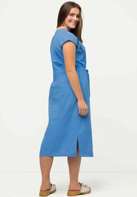 Bla dresses in mittellanger Länge aus leichtem Stoff, mit kurzen Ärmeln, einer taillierten Taille, einem vorderen Bindeband und einem Schlitz hinten für Bewegungsfreiheit.