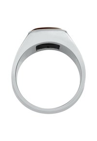 Silverring med en rektangulär brun sten, slät band och elegant design med en något böjd profil.