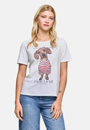Woman with long blonde hair wears a white T-shirt with a dachshund in a striped sweater and text "J'aime la vie" printed on it.