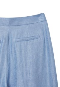 Tessuto azzurro chiaro, texture con una leggera lucentezza. Presenta una vita liscia e due tasche posteriori. Il design è semplice e sartoriale.