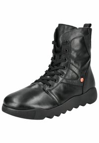 Černé kožené kotníkové boty s kulatou špičkou, šněrovacím designem, texturovaným povrchem a kontrastním červeným logem na boku.