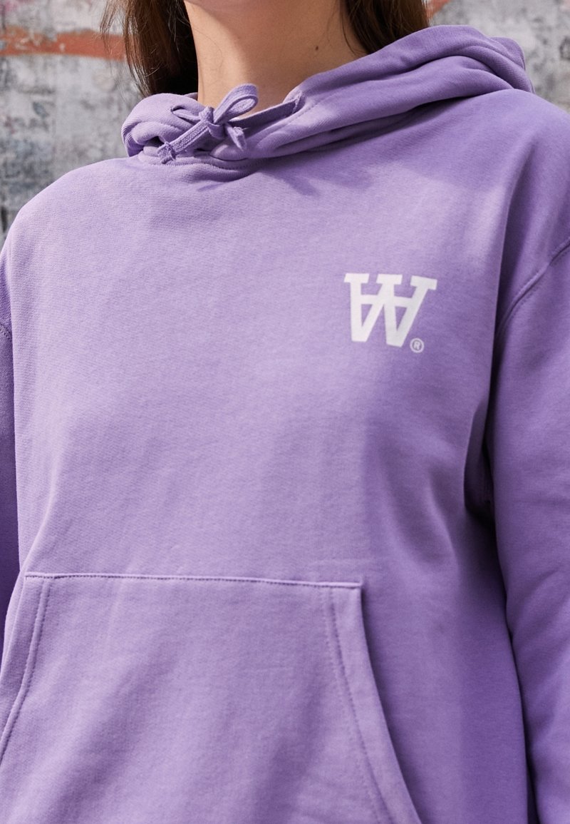Fioletowy bawełniany hoodie z przednią kieszenią, regulowanym kapturem z sznurkiem i białym logo na piersi. Gładka tekstura.