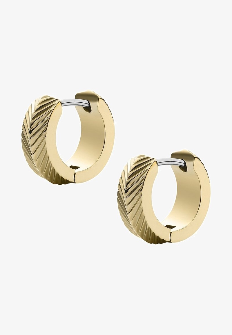 Paire de boucles d'oreilles créoles en or avec un motif chevron diagonal sur la surface extérieure et un fermoir à charnière argenté.
