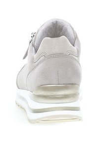 Basket en suède gris au design lisse et arrondi, dotée d'une fermeture éclair, d'une semelle rembourrée et d'un accent transparent au talon.