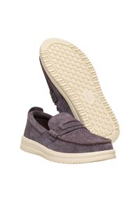 Wildleder-Slipper in dunkelpurpur mit kontrastierender cremefarbener Gummisohle. Verfügt über Mokassin-Nähte und eine gepolsterte Innensohle für Komfort.