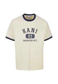 Krémové tričko s námořnickým límcem a rukávy. V přední části se nachází opotřebovaný potisk: "KANI 89 BROOKLYN-NYC". Ležérní, krátký rukáv.