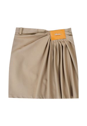 Béžová plisovaná sukně s oranžovou nášivkou u pasu a poutkem na pásek na levé straně.