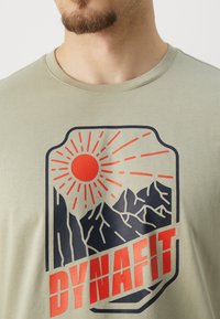 Dynafit GRAPHIC TEE - Triko s potiskem - rock khaki/badge