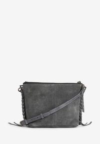Szara skórzana torba crossbody z teksturowanym wykończeniem, zamkiem błyskawicznym i plecionym detalem po boku. Regulowany pasek pozwalający na różnorodne noszenie.