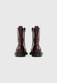 Botine din piele burgundy, cu finisaj lucios, fermoare pe lateral și talpă din cauciuc negru, prezentând un design elegant și aerisit.