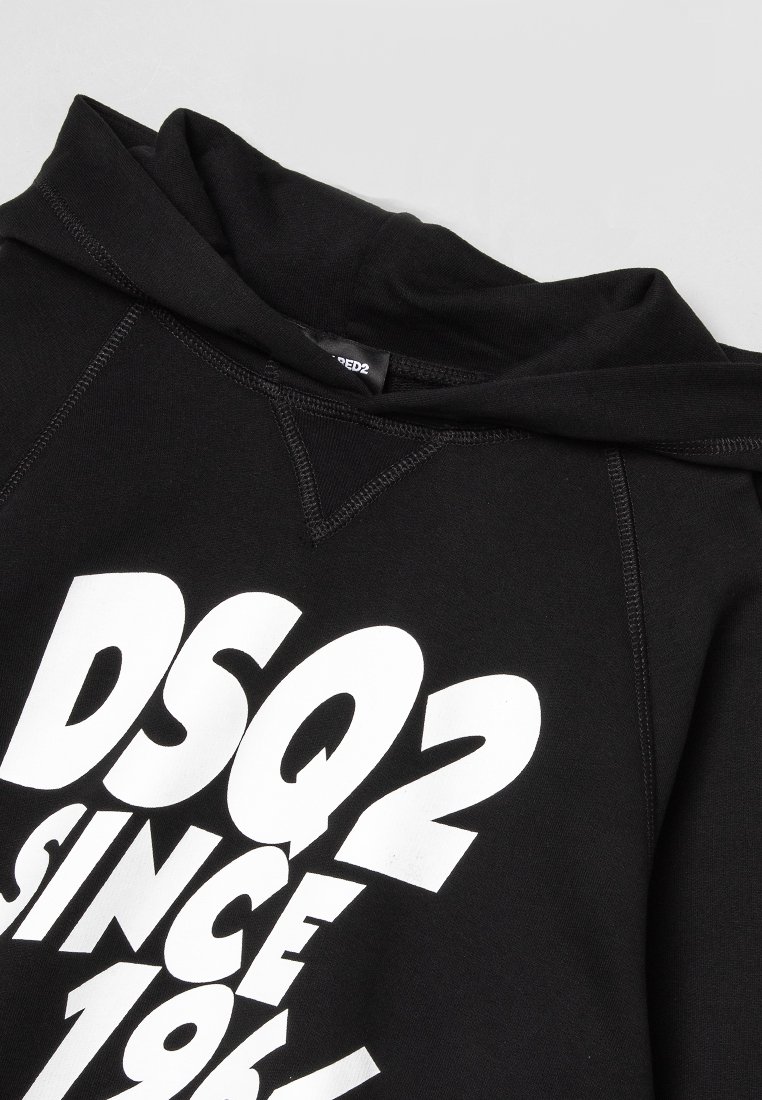Schwarzer Hoodie aus weichem Stoff mit einem großen weißen Druck von "DSQ2 SINCE 1964". Enthält eine Kapuze mit Zugband und gerippte Bündchen.