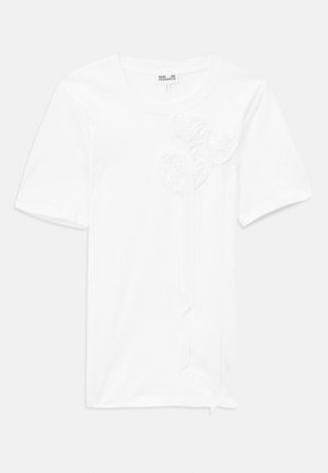 T-shirt bianco a maniche corte in cotone con tre applicazioni di fiori texturizzati sul davanti, con scollatura rotonda e vestibilità comoda.