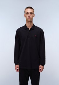 Camisa polo negra de manga larga con cuello, dos botones y un pequeño logo bordado en el pecho. Tejido de algodón suave.
