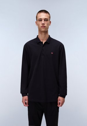 Camisa polo negra de manga larga con cuello, dos botones y un pequeño logo bordado en el pecho. Tejido de algodón suave.