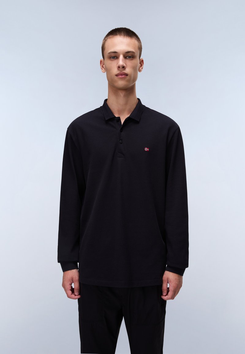 Camisa polo negra de manga larga con cuello, dos botones y un pequeño logo bordado en el pecho. Tejido de algodón suave.