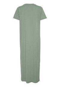 Długa sukienka z krótkim rękawem w miękkim, jasnoniebieskim kolorze. Oferuje okrągły dekolt, prosty krój oraz dół sięgający do połowy łydki.