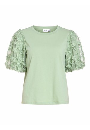 Világoszöld rövid ujjú felső kerek nyakkivágással és áttetsző, virágos csipke hímzésű fodros ujjakkal.