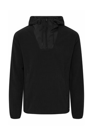 Čierny fleecový pulóver s kapucňou, polovičným zipom vpredu, klokankovými vreckami a sťahovacou kapucňou; hladká textúra s kontrastným panelom na krku.