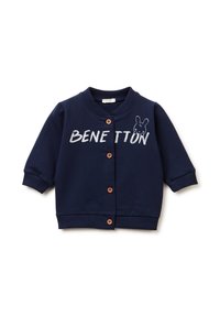 Námořnická modrá mikina s kulatým výstřihem, krátkými rukávy, dřevěnými knoflíky a textem "BENETTON" s grafikou králíka na přední straně. Měkká tkanina.