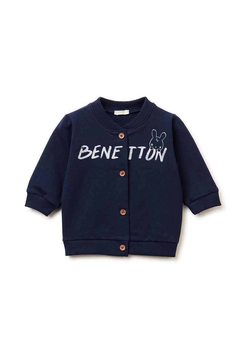 Námořnická modrá mikina s kulatým výstřihem, krátkými rukávy, dřevěnými knoflíky a textem "BENETTON" s grafikou králíka na přední stran�ě. Měkká tkanina.