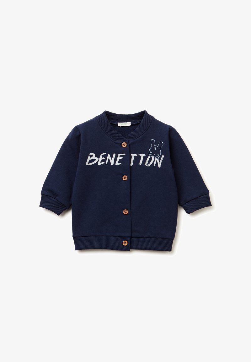 Felpa blu navy con collo rotondo, maniche corte, bottoni in legno e testo "BENETTON" con una grafica di coniglio sulla parte anteriore. Tessuto morbido.