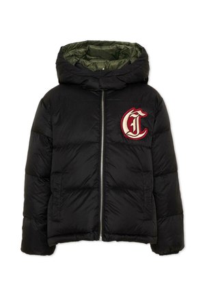 Chaqueta acolchada negra con capucha, cremallera frontal, dos bolsillos laterales y un parche con la letra "C" en rojo y blanco en el pecho izquierdo.