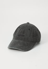Căciulă de baseball din bumbac negru cu o vizieră curbată, având brodat pe față logo-ul "ARKK". Material texturat, design cu șase panouri.