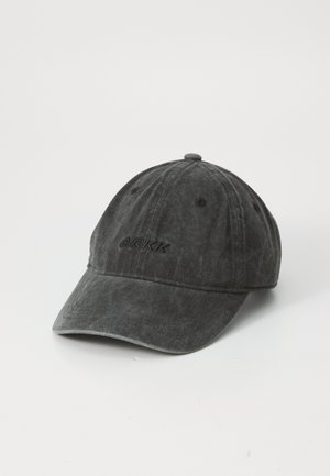 Casquette de baseball en coton noir avec une visière incurvée, comportant un logo brodé "ARKK" sur le devant. Tissu texturé, design à six panneaux.