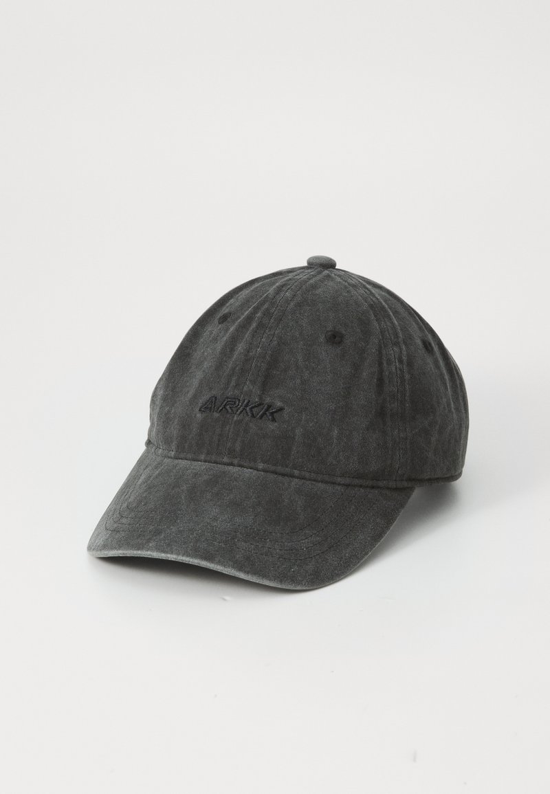 Căciulă de baseball din bumbac negru cu o vizieră curbată, având brodat pe față logo-ul "ARKK". Material texturat, design cu șase panouri.