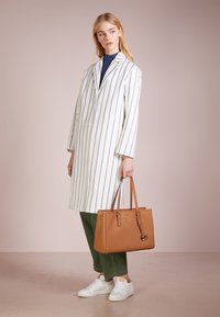 MICHAEL Michael Kors JET SET TRAVEL  - Handtas - acorn