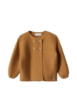 Brauner gestrickter Baby-Cardigan mit langen Ärmeln und vier hölzernen Knöpfen im doppelreihigen Stil vor einfarbigem Hintergrund.