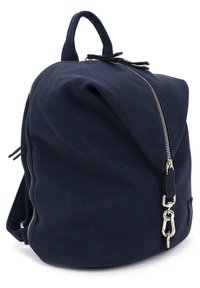 Tamsiai mėlynas audinio kuprinė su nuolaidžiu pavidalu, užtrauktuku ir metaliniais aksesuarais. Yra viršutinė rankena ir subtili tekstūrinė dizaino detalė.