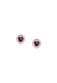 Orecchini a forma di cuore con un centro in pietra preziosa rossa circondato da un accento di pietra bianca circolare in una montatura color argento.