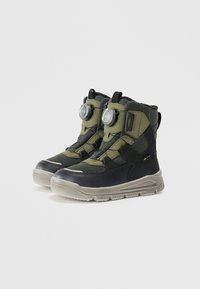 Buty z mieszanki czarnego i oliwkowego materiału, charakteryzujące się wysokim fasonem, dwoma systemami sznurowania BOA oraz teksturowaną gumową podeszwą.