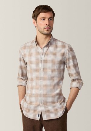 HerrenLangarmhemd in einem hellbraunen Karomuster, aus weichem Stoff gefertigt, mit einem Button-Down-Kragen und hochrollbaren Ärmeln.