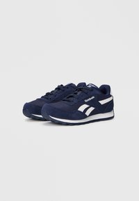 Ein Paar marineblaue Reebok-Sneakers mit weißem Logo und Sohle, präsentiert vor einem schlichten hellgrauen Hintergrund.