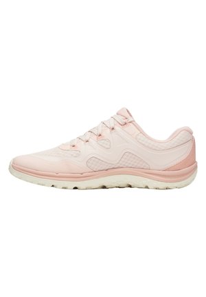 Baskets de sport rose clair avec dessus en mesh, design à lacets et semelle blanche texturée, vues de profil face à gauche.