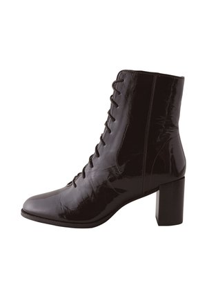 Czarny, lakierowany botek za kostkę z kwadratowym noskiem, sznurowanym przodem i masywnym obcasem. Gładka faktura z minimalnymi przeszyciami.