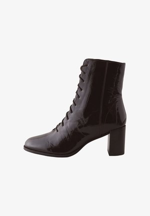 Czarny, lakierowany botek za kostkę z kwadratowym noskiem, sznurowanym przodem i masywnym obcasem. Gładka faktura z minimalnymi przeszyciami.