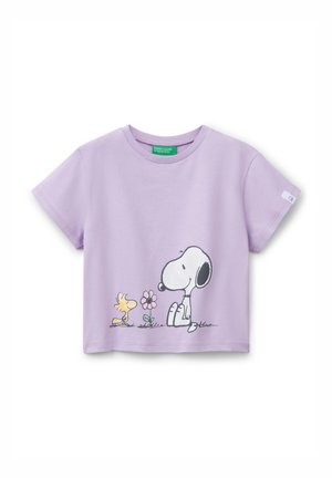 Lavendelfarbenes Baumwoll-T-Shirt mit kurzen Ärmeln, das ein Snoopy- und Woodstock-Motiv mit einer Blume zeigt. Rundhalsausschnitt und lockere Passform.