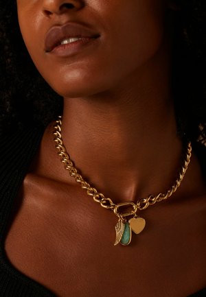 Collier en chaîne dorée mettant en avant un design de maillons entrelacés, agrémenté de trois pendentifs : une aile, un cœur et un pendentif de couleur turquoise.
