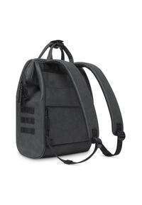 Zaino nero con una finitura liscia e opaca. Dotato di spallacci imbottiti, più tasche con zip e accenti in webbing orizzontale.