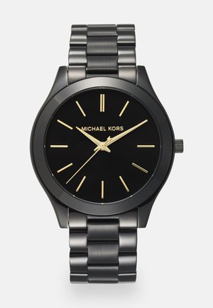 Reloj de acero inoxidable negro con caja redonda, marcadores dorados y agujas. Presenta una pulsera de metal con un acabado cepillado.